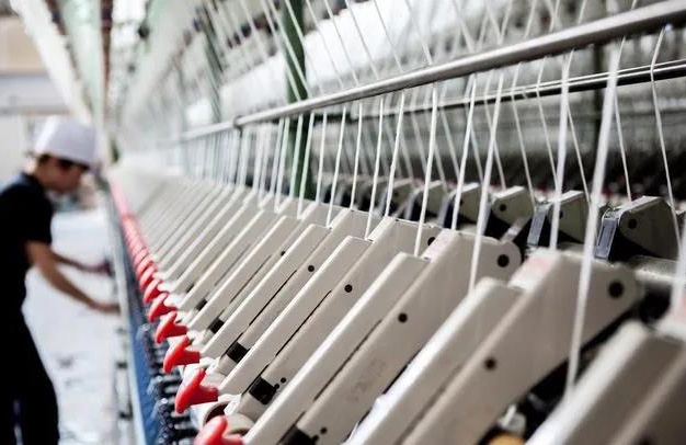 訂單減少50% 開機(jī)率達(dá)到低位，限電或?qū)⒕硗林貋?，多地電價(jià)最高上漲70%，紡織人的春天何時(shí)到來？